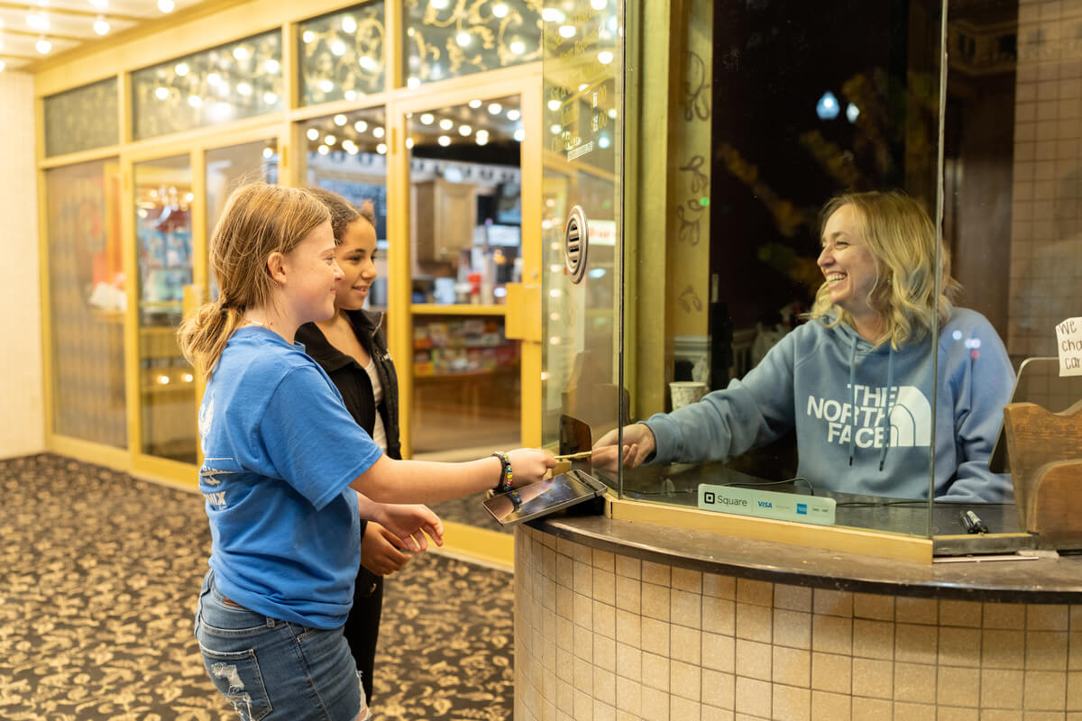 The Oldham Theater Offers the Magical Movie Experience of Long Ago.