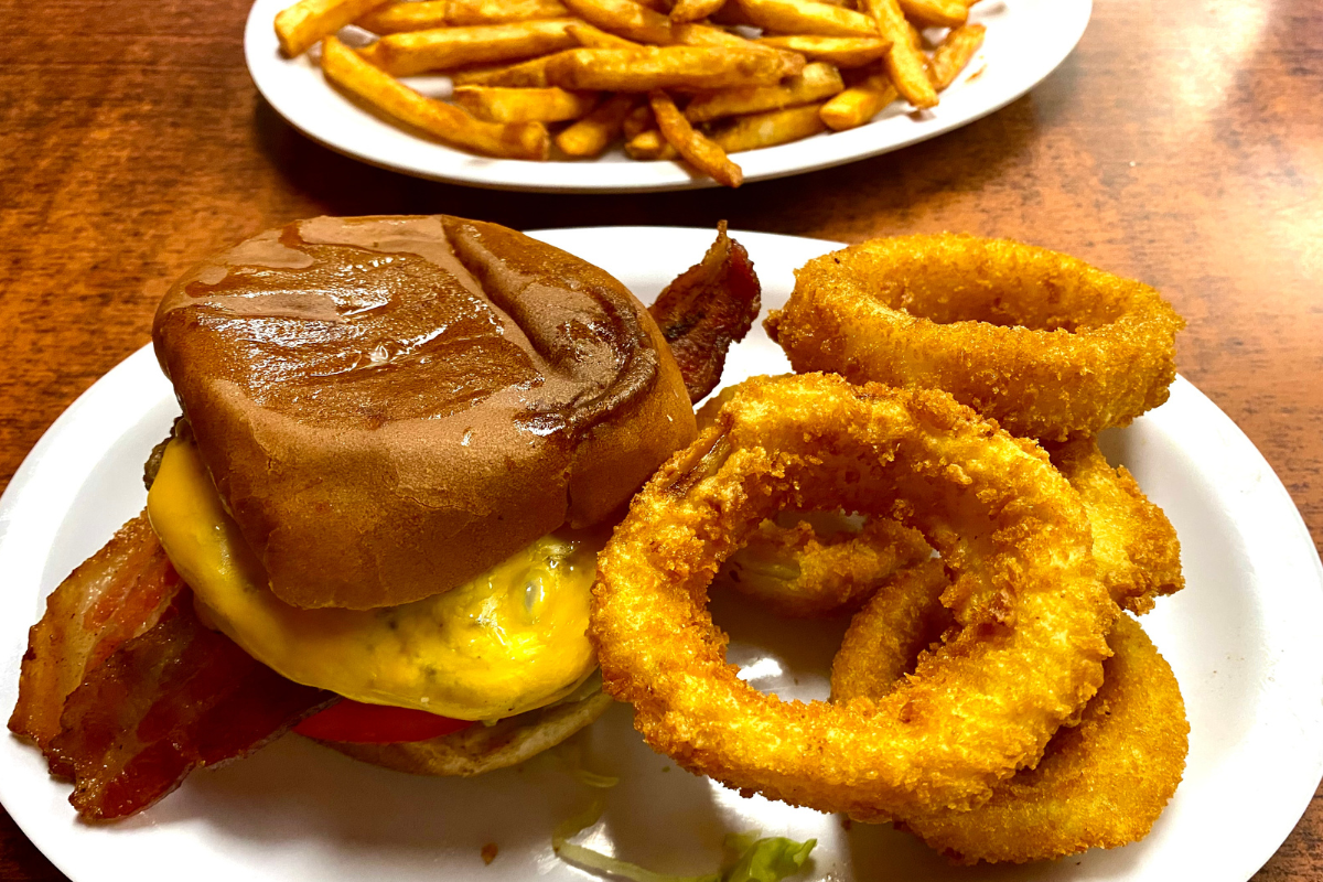A Diner Oasis From the ‘60s, Jiffy Burger Stays True to Its Roots.